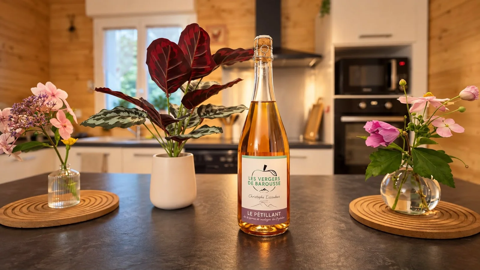 Fleurs et bouteille de pétillant sur l’îlot de la cuisine du Moulin