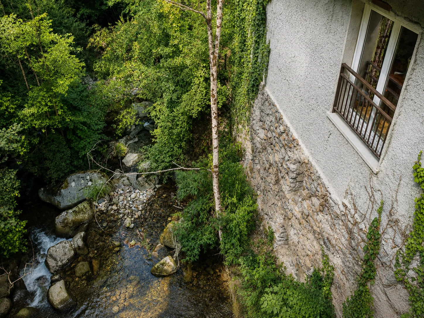 Depuis le balcon, l’Ourse coule juste en dessous