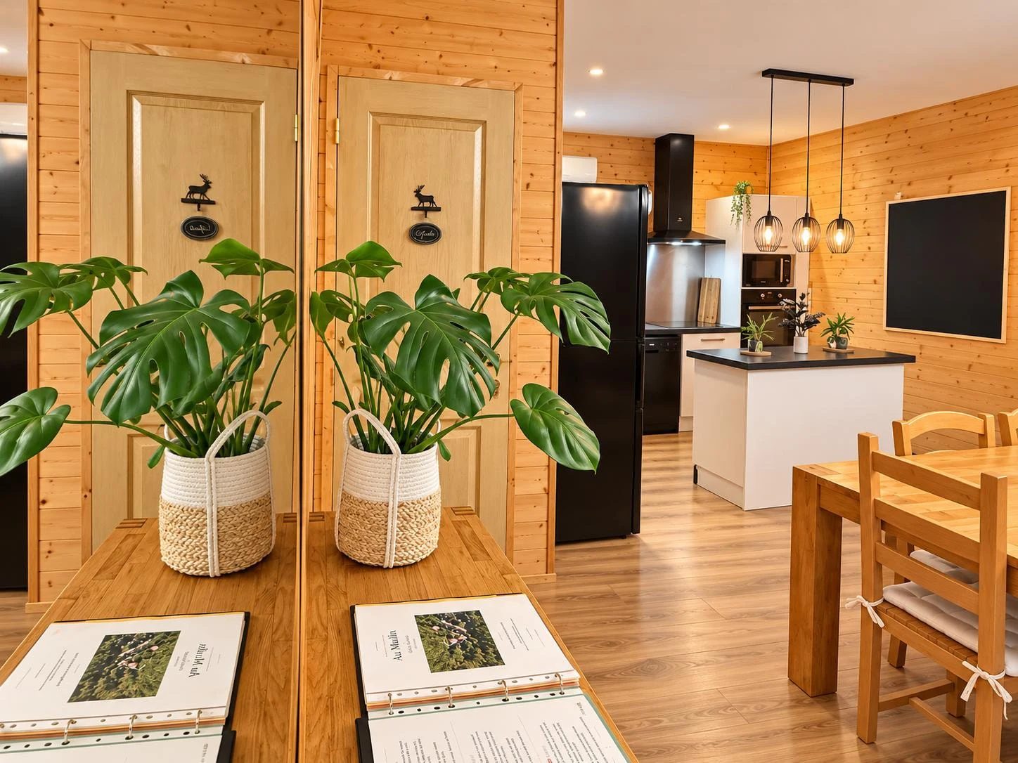 Buffet en bois avec livret d’accueil, plantes et petits objets préparés dans le gîte