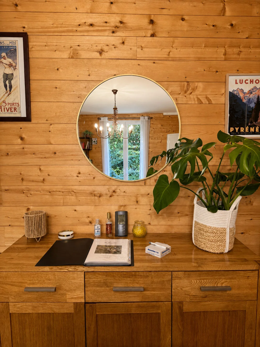 Bois clair, plantes et petits objets choisis