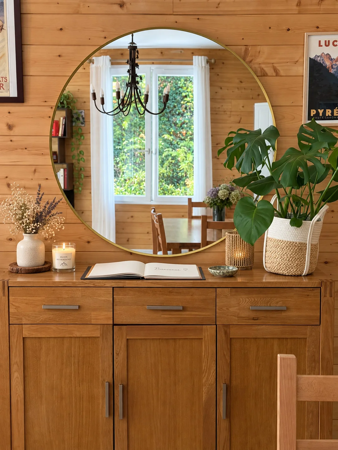 Bois clair, plantes et petits objets choisis