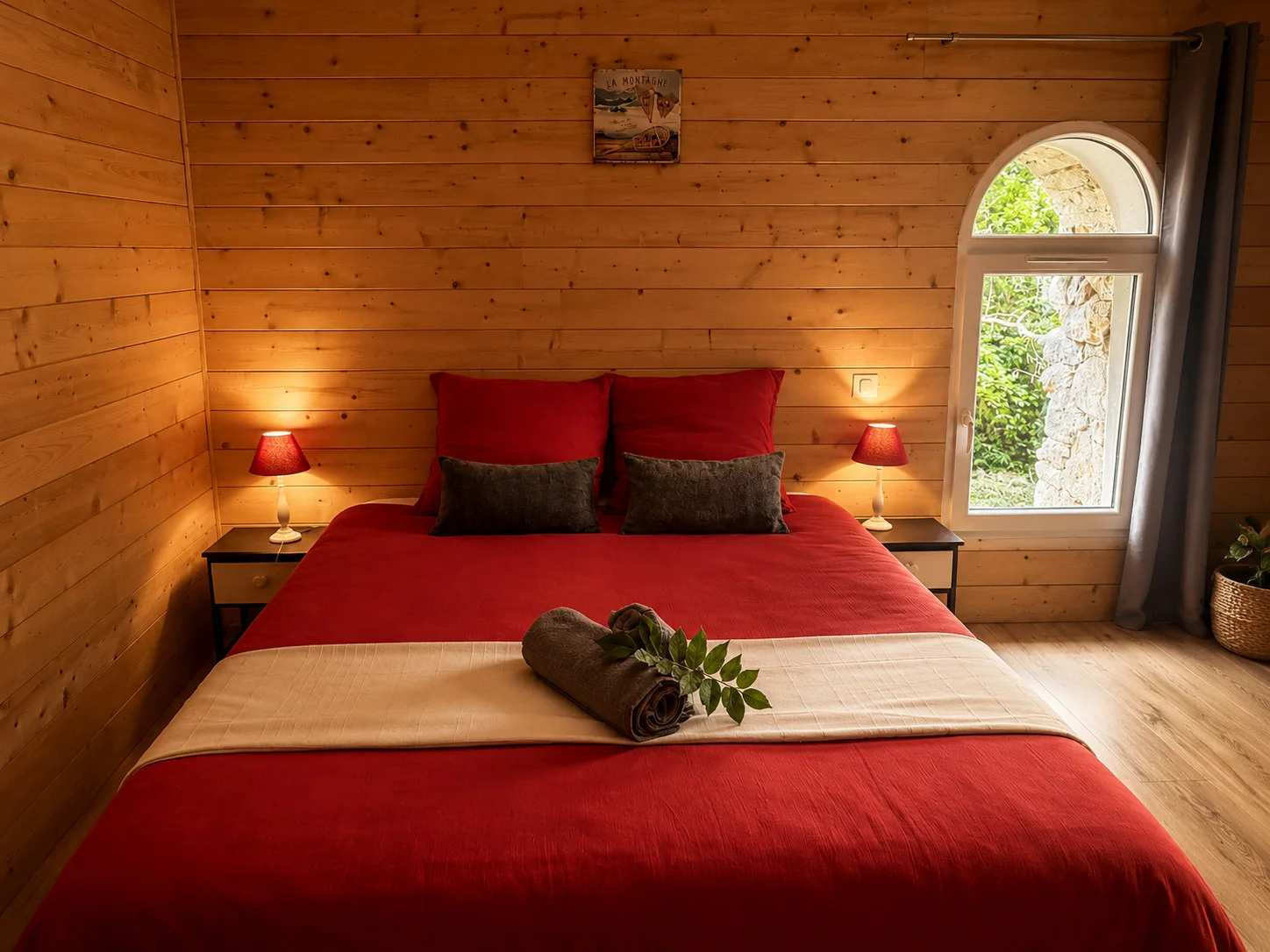 Chambre rouge en bois avec lit double de 160 par 200 centimètres