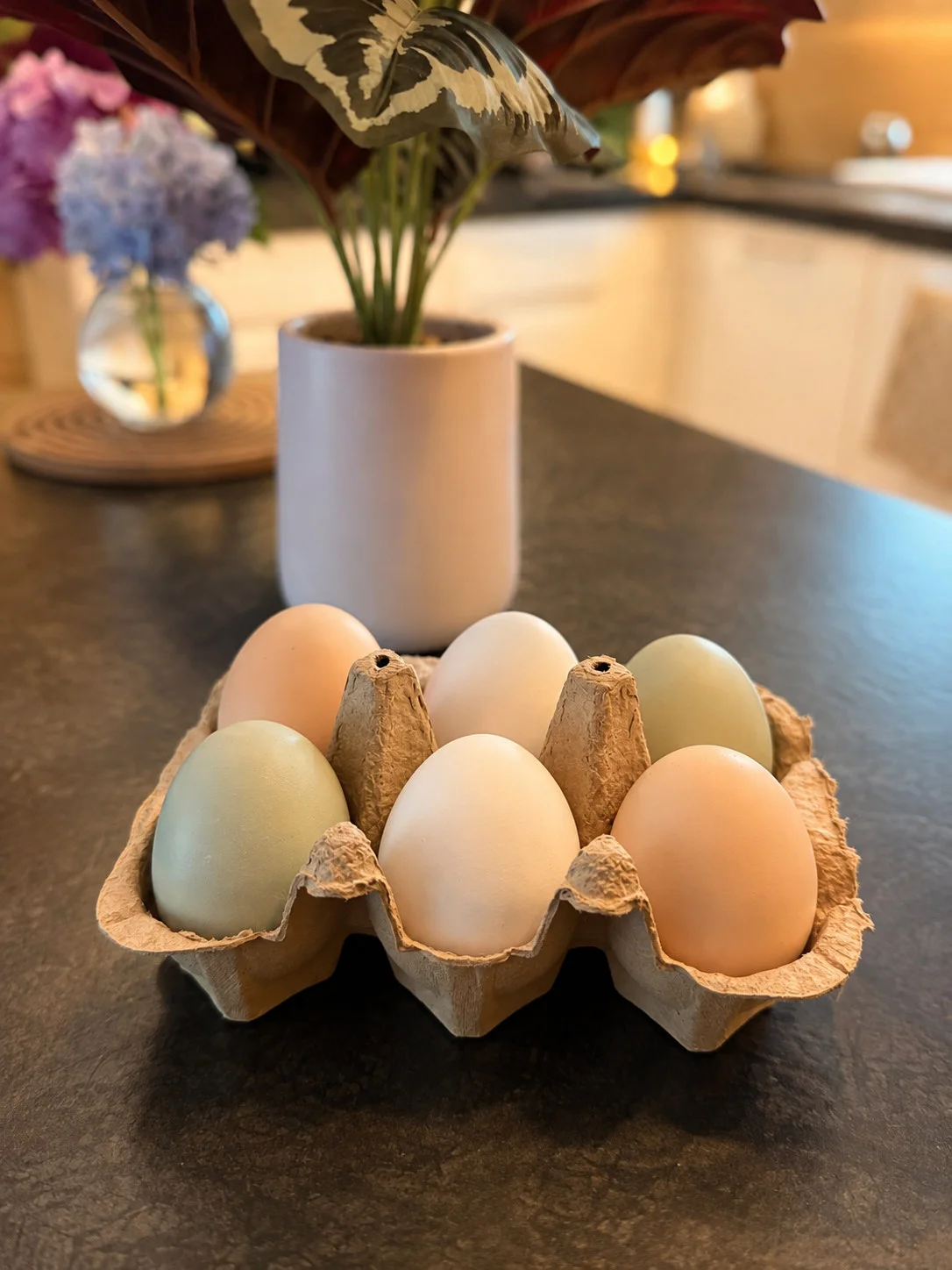 Quelques œufs posés sur l’îlot de cuisine