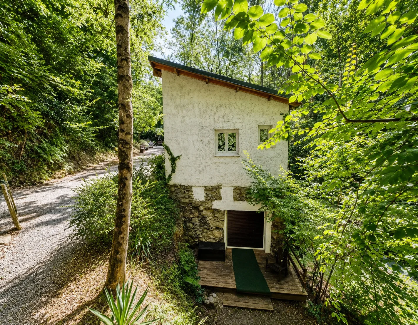 L’entrée du gîte à l’abri des arbres