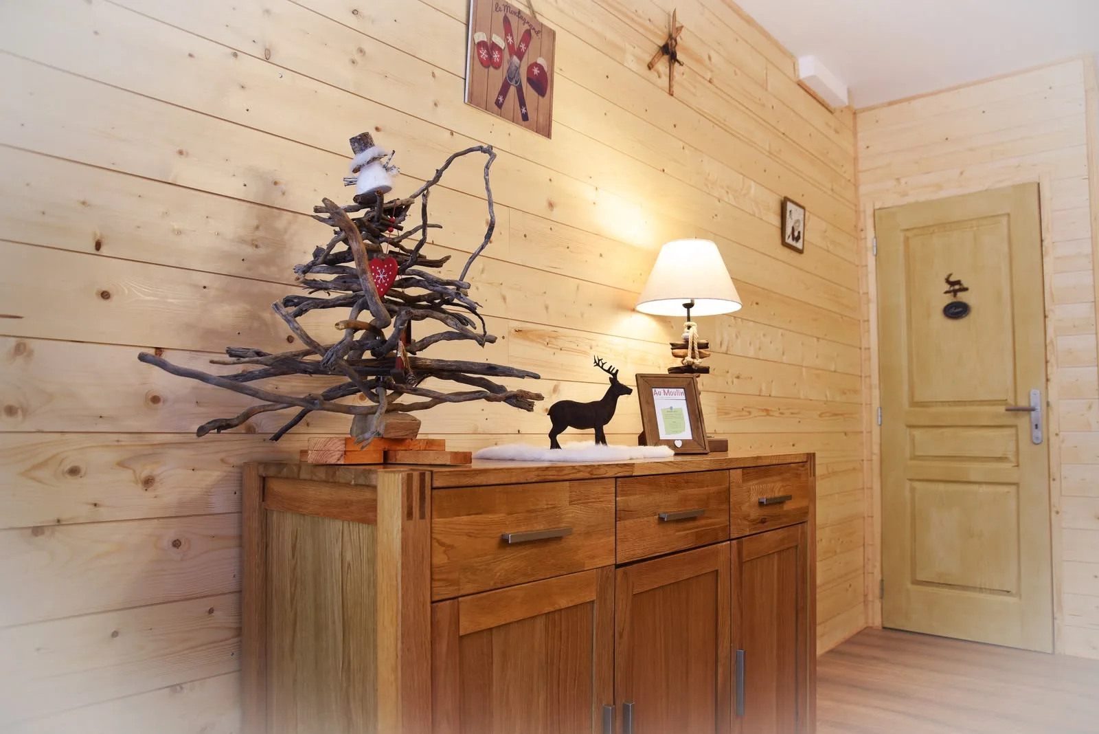 Détail de bois et de décoration artisanale à l’intérieur du Moulin