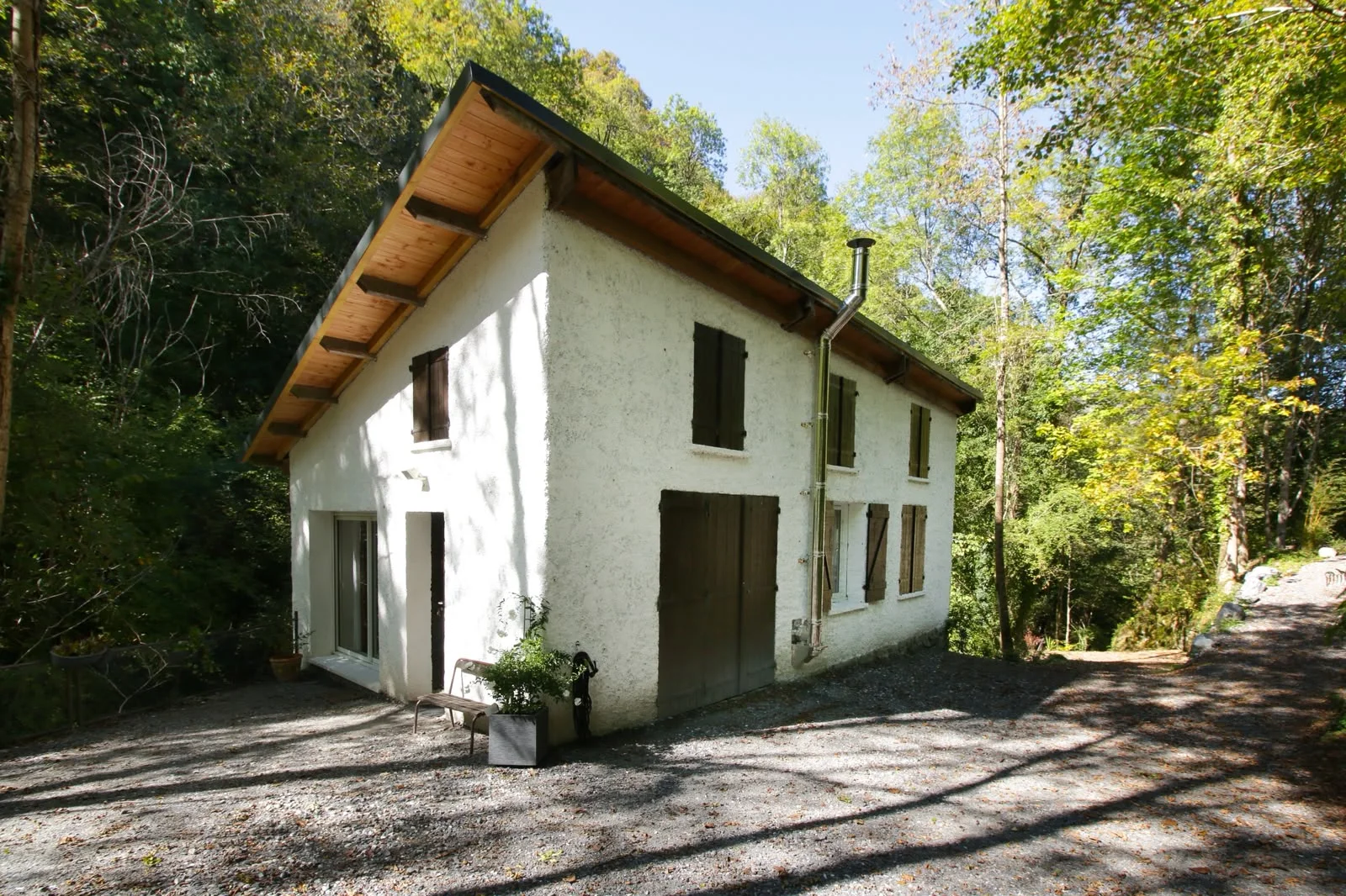 Façade en pierre et bois du gîte Au Moulin