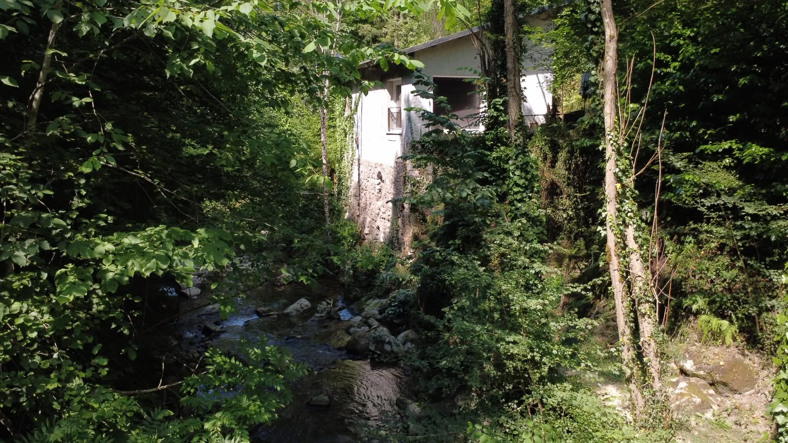 Le gîte Au Moulin derrière les arbres au bord de l’Ourse de Sost