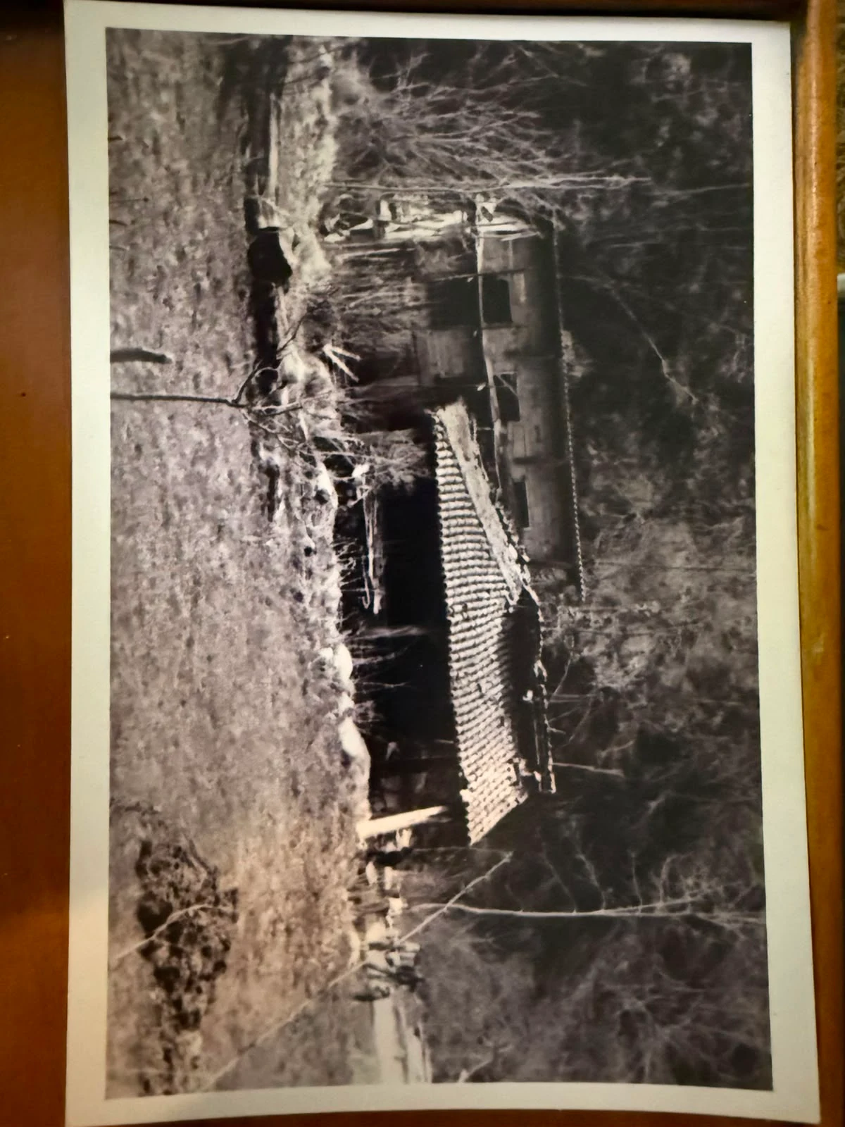 Ancienne photographie en noir et blanc de l’ensemble bâti de la partie privée du Moulin
