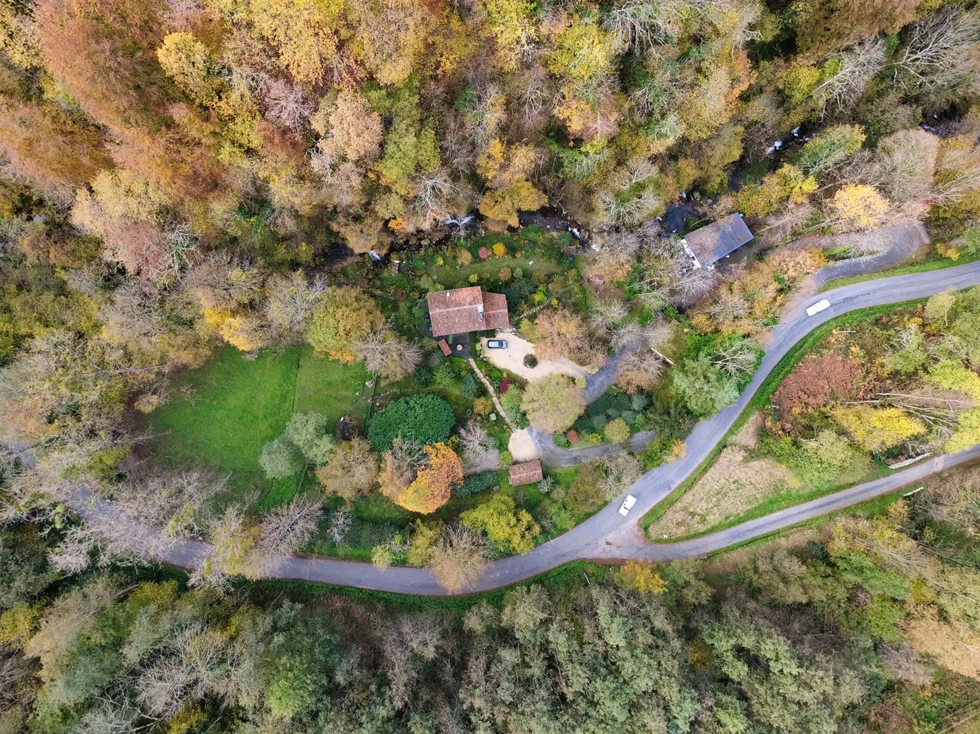 Au Moulin vu du ciel parmi les couleurs de l’automne