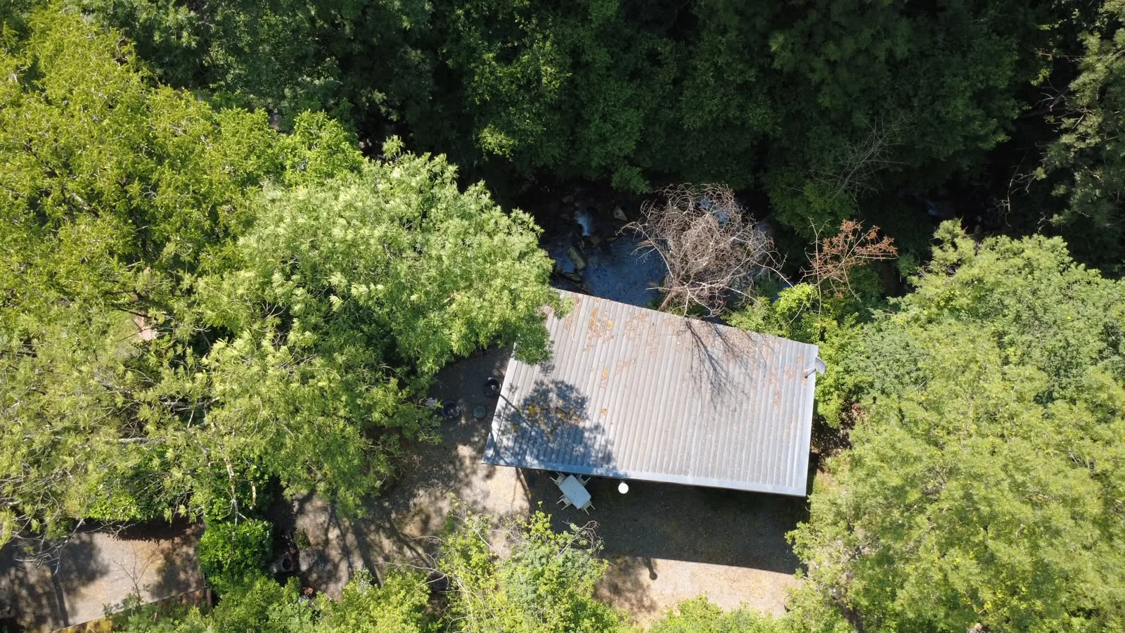 Vue aérienne du gîte entouré par la forêt de Barousse