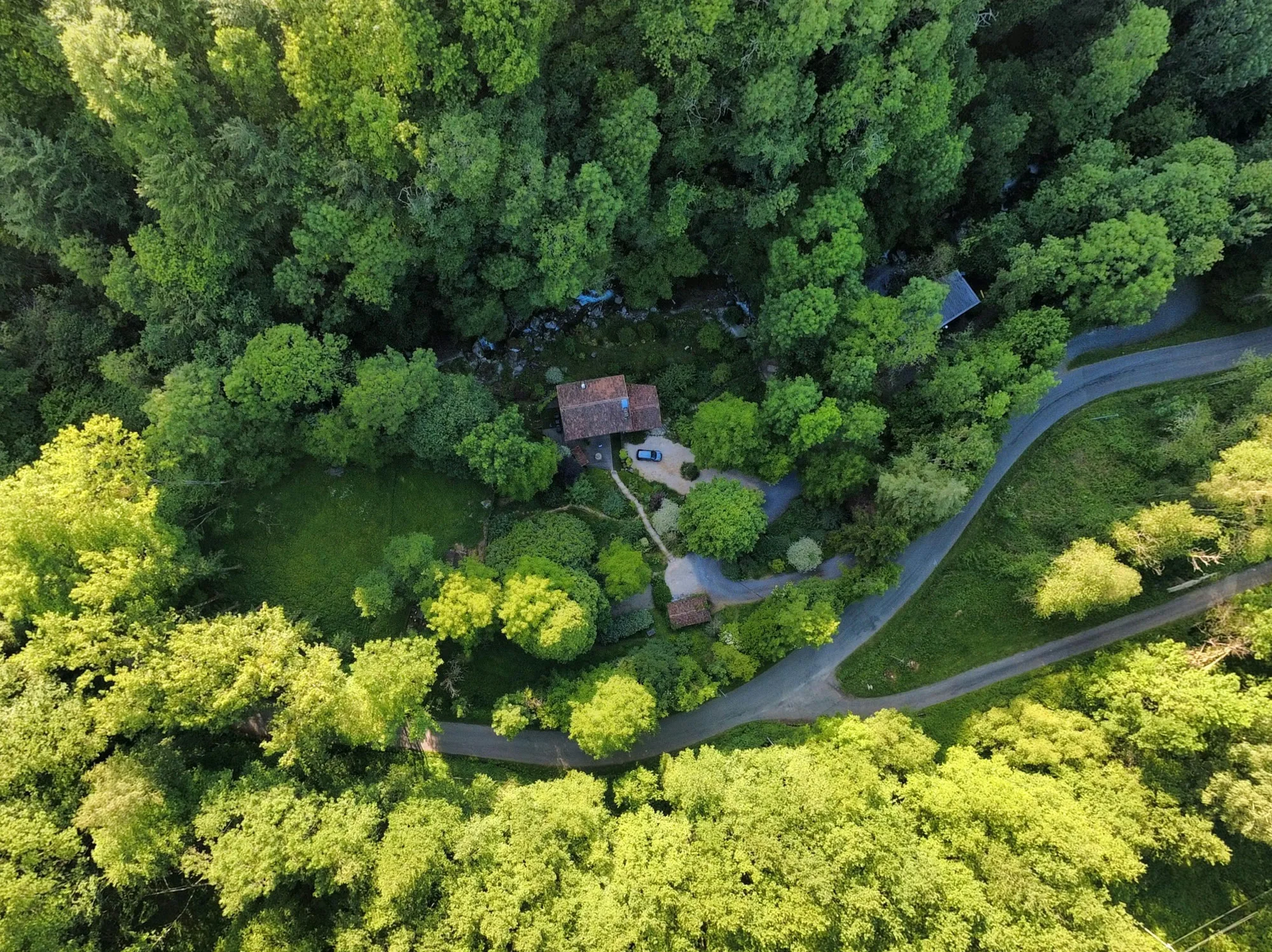 Au Moulin vu du ciel au milieu de la végétation de printemps