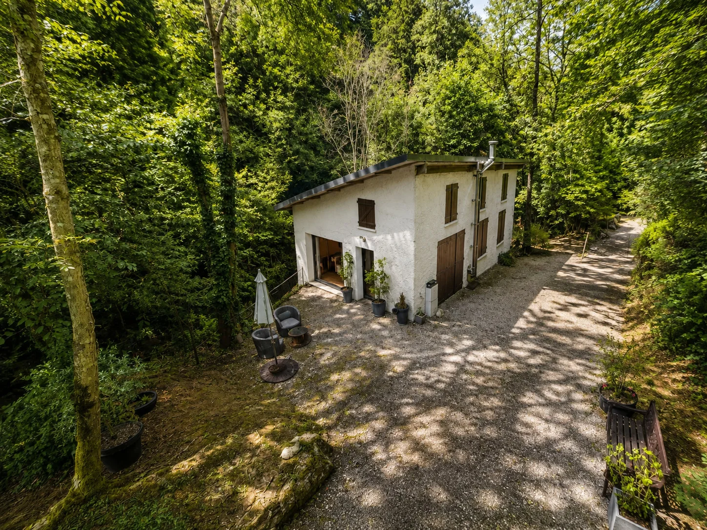 La maison et sa cour au cœur du bois