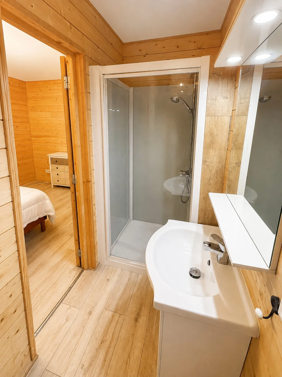 Salle d’eau privative de la chambre verte avec douche et vasque
