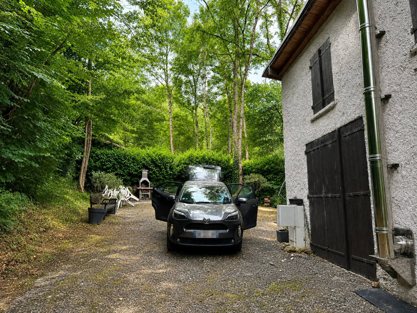 Le stationnement se fait dans la cour du gîte