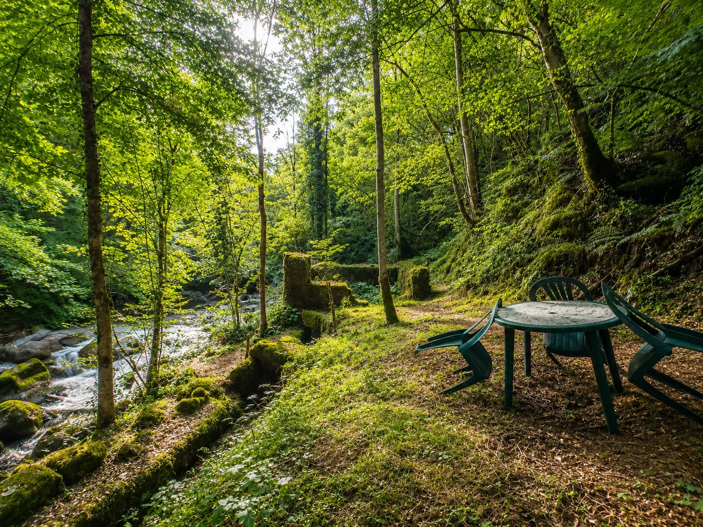 Une table au bord de l’eau pour ralentir