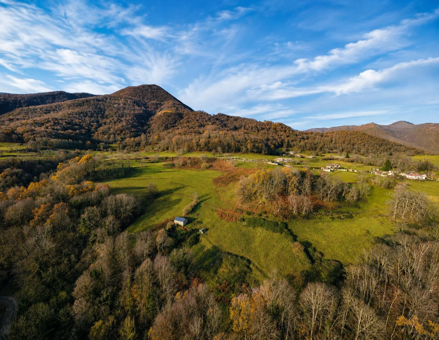 Vue aérienne de la vallée et des reliefs de la Barousse