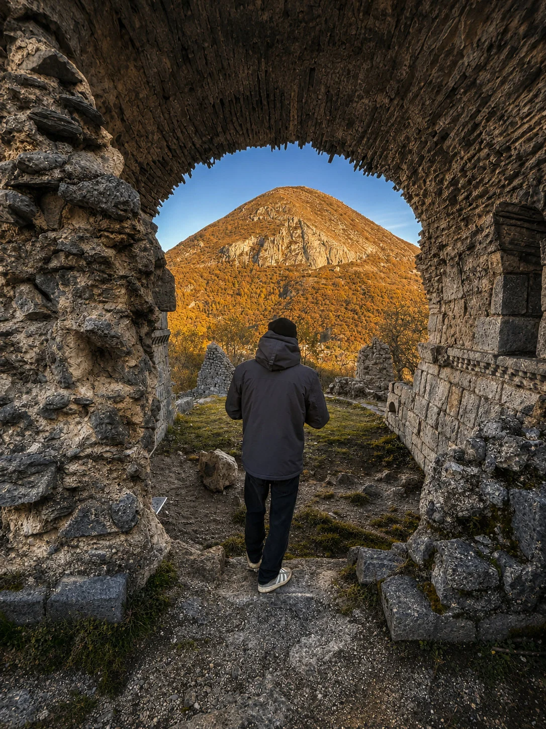 Ruines du château de Bramevaque vues à travers une ouverture