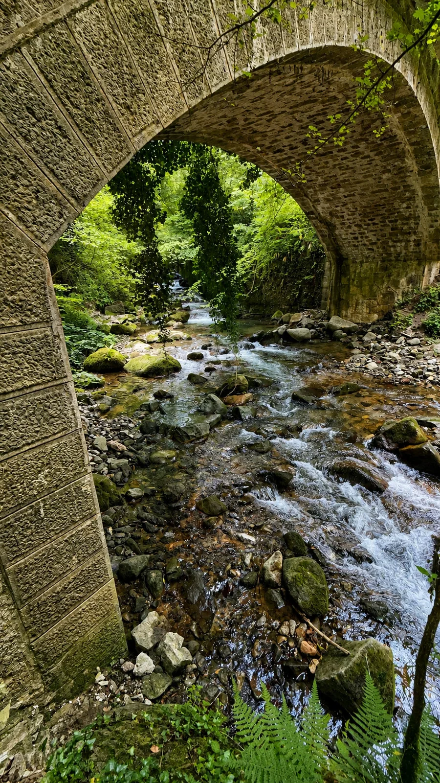 Sous le pont de Sost, la rivière poursuit sa route