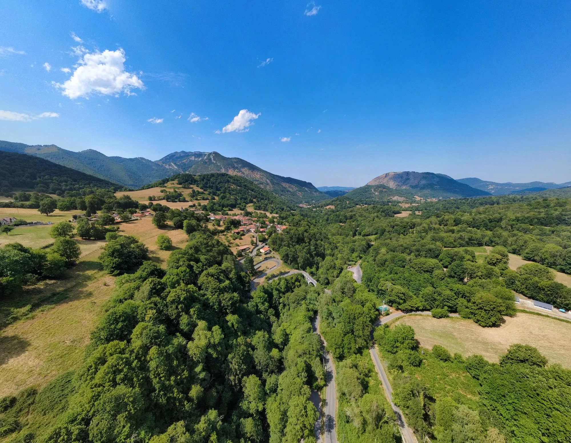 Vue aérienne de la vallée et des reliefs de la Barousse