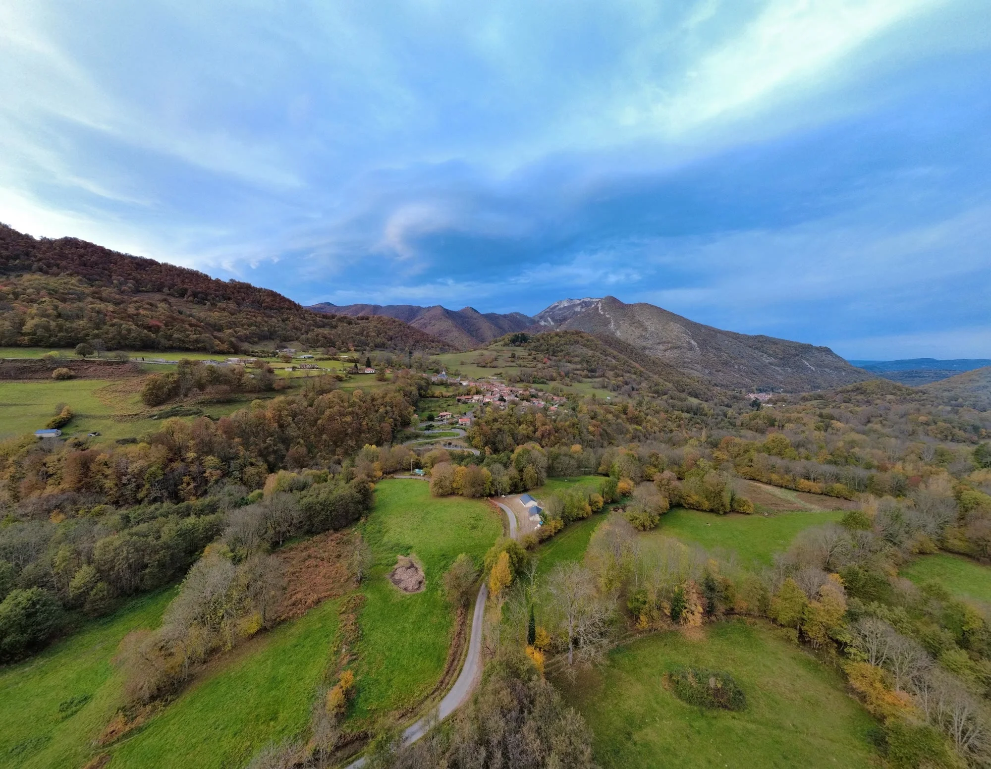 Reliefs et villages au creux des Pyrénées
