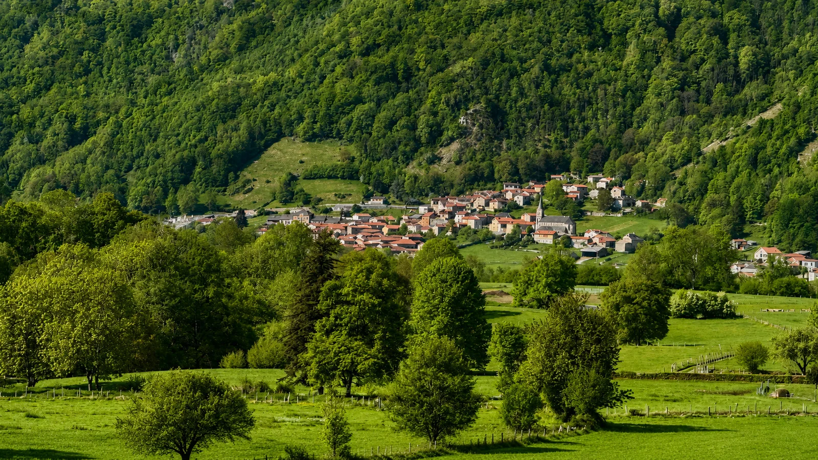 Village de Sost dans son paysage de montagne