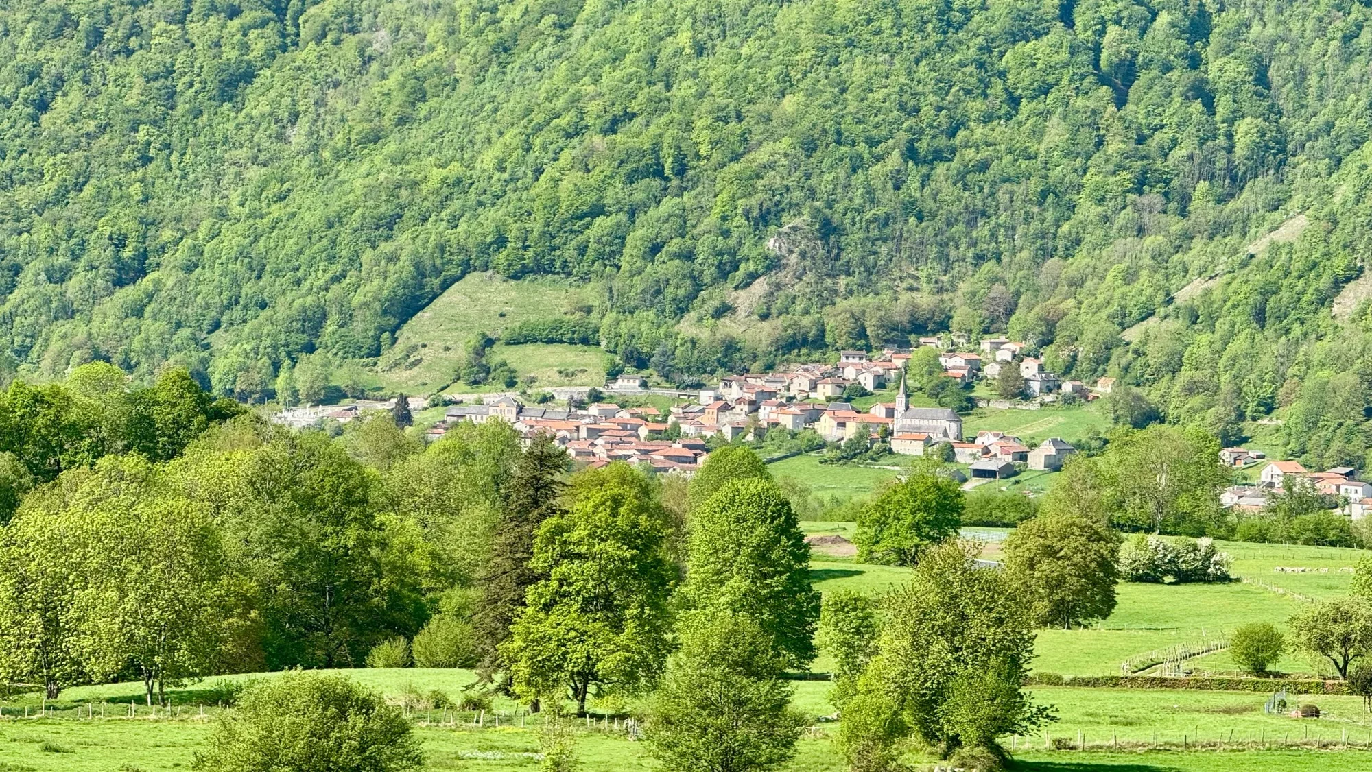 Village de Sost dans son paysage de montagne